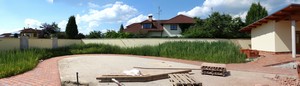 Stavebn� pr�ce zapo�aly hned zjara, proto�e sou��st� byl nejenom dome�ek s letn� kuchyn� ale i parkovac� st�n� a dl�d�n� cesti�ky nap��� cel�m h�i�t�m.