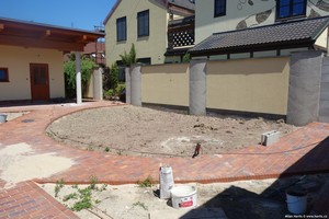 Snad ka�d� zahrada by m�la nab�dnout n�co k j�dlu, co si r�di utrhnete a pochutn�te si na vlastn�m. Tato ��st byla velkoryse ponech�na pouze ovocn�m stromk�m a ke��m.