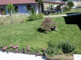 Prostor kolem domu p�ed ...