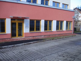Kolem pr��el� jen asi p�l metru �irok� pru, na jednom konci do ztracena, na druh�m m�rn� se rozev�raj�c�.