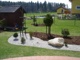 Z�kaznice m� r�da kam�nky jako dekoraci a p��la si je m�t i v z�honech v pom�rn� velk�m mno�stv�m. Sta�ilo pouze rozd�lit z�hon tak, aby to vypadalo vkusn� a bylo to. Takto to vypadalo po v�sadb� v dubnu ...