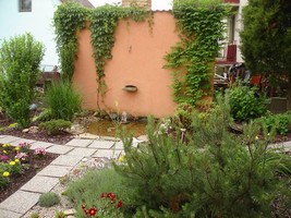 A proto�e m� v�dycky zaj�m�, jak zahrada �ije d�l, nav�t�vil jsem ji 3 roky po v�sadb� a moc m� bavilo vid�t, jak�m �ivotem �ije. T�eba tato st�na se stala romantick�m z�kout�m p�esn� tak, jak byla pl�nov�na. Pouze vodop�d majitel� nahradili mal�m gejz�rem, jeho� bublaj�c� voda d�l� m�n� hluku.