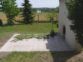 Zj�mavost�, kterou jsme se chystali pln� vyu��t, byla zd�n� st�na na z�padn� stran�, kde se nach�zal star��, ji� nepou��van� krb. S tou jsem m�l velk� pl�ny ...