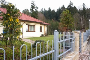 Pohledem na vstupn� ��st a plot se logicky lou��me ... nebo �e by jenom pro leto�ek? :-)