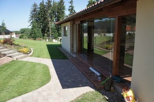 P�itom stavba samotn� byla velice elegantn� a d�stojn� a p�imo vyb�zela k v�sadb� rostlin, kter� typov� je�t� umocn� ducha St�edozem�.