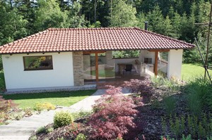 Taverna byla postavena ve st�edozemn�m stylu a m�la b�t pupkem �ivota cel� zahrady, nebo� je vybavena kompletn� kuchyn� a velk�m stolem pro mnoho host�. Jen�e cesta k n� a jej� okol� ��talo pouze zaplevelen� svah a nulov� v�sadba v jej� bl�zkosti, jakoby ani do zahrady nepat�ila.